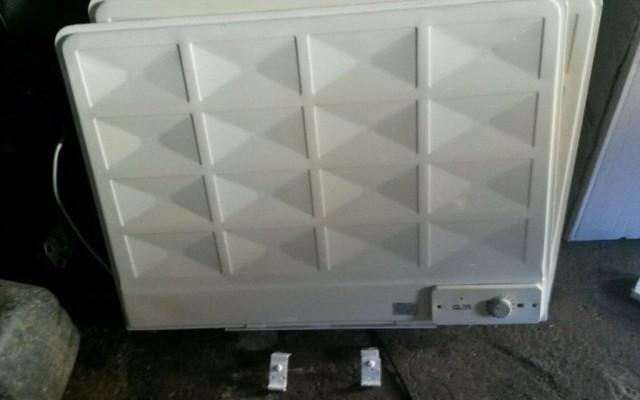 Electric oil filled radiator- used but working condition, include wall bracket