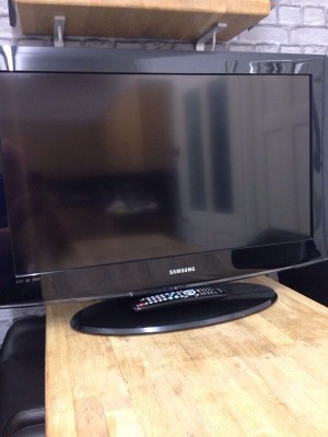 Samsung 32" Lcd Full Hd 1080p Slimline Tv Freeview Remote Stand Brand New Condition