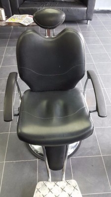 3×Barber chairs with 2x trolleys for sale