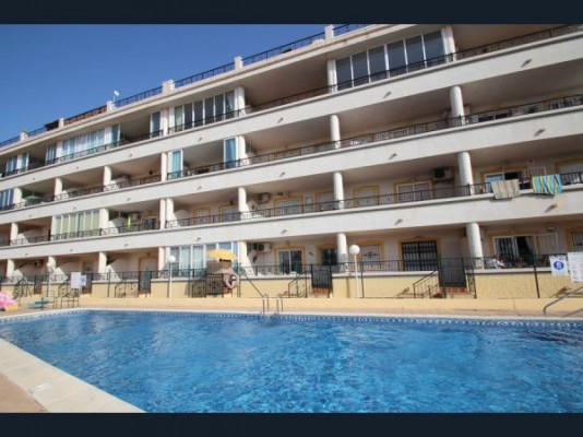 2 bedroom apartment with communal pool in Playa Flamenca